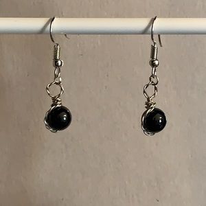 21240 Onyx twisted wire earrings